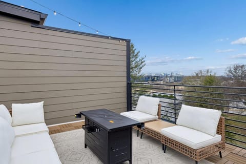 Chic Nash Townhouse Rooftop Patio and City Views House in Berry Hill