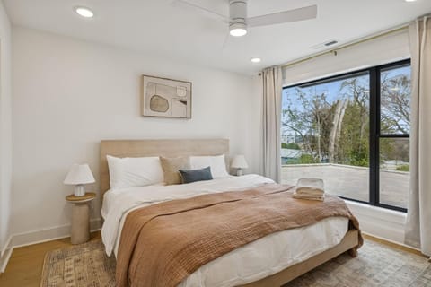 Chic Nash Townhouse Rooftop Patio and City Views House in Berry Hill