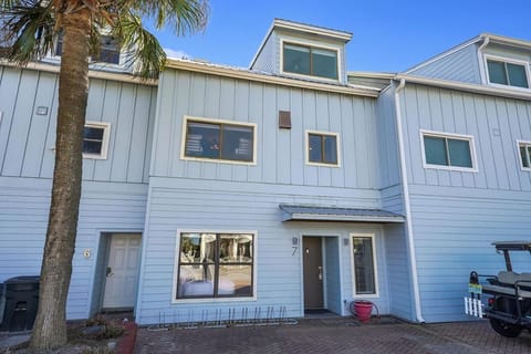 Bogey's Beach House - Beachfront Vacation Home with a Gulf View & Huge Deck House in Miramar Beach