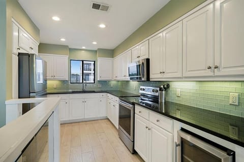 Bogey's Beach House - Beachfront Vacation Home with a Gulf View & Huge Deck House in Miramar Beach