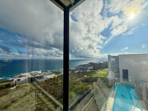 Whispering Waves - Pinnacle Point Estate House in Western Cape
