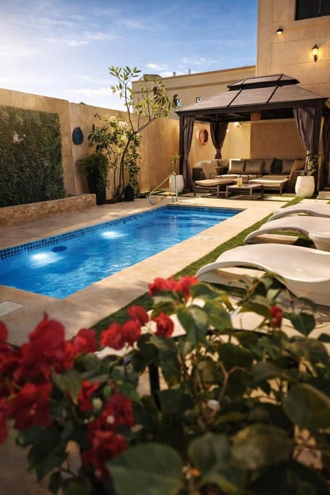Property building, Patio, Garden, Garden view, Pool view, Swimming pool, sunbed