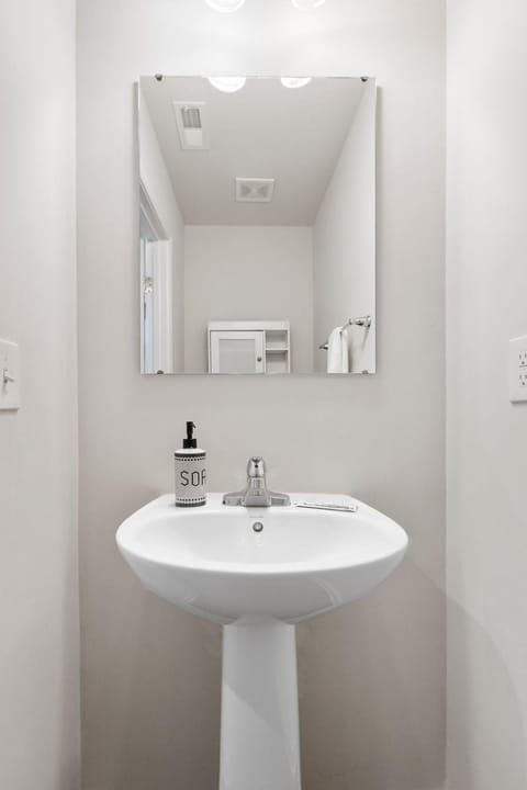 4BR 2BA Family Scape Sleeps 8 Ft Jackson House in Columbia