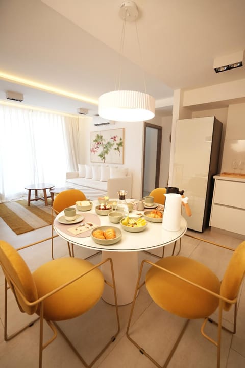 Kitchen or kitchenette, Living room, Food and drinks, Dining area, air conditioner