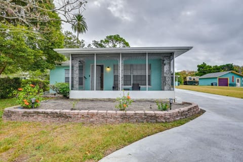 Relax on the Grand River! Bright Waterfront Home House in New Port Richey