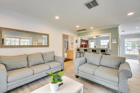 Relax on the Grand River! Bright Waterfront Home House in New Port Richey