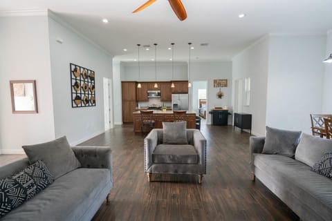 Ranch Retreat • Theater Room + Pond Views House in Winter Haven