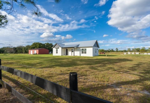Ranch Retreat • Theater Room + Pond Views House in Winter Haven
