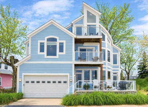 Coastal Blue Steps to North Beach Family & Dog Friendly Home House in South Haven
