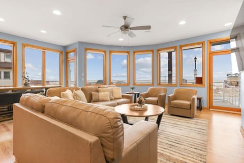 Coastal Blue Steps to North Beach Family & Dog Friendly Home House in South Haven