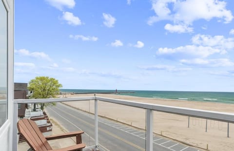 Coastal Blue Steps to North Beach Family & Dog Friendly Home House in South Haven