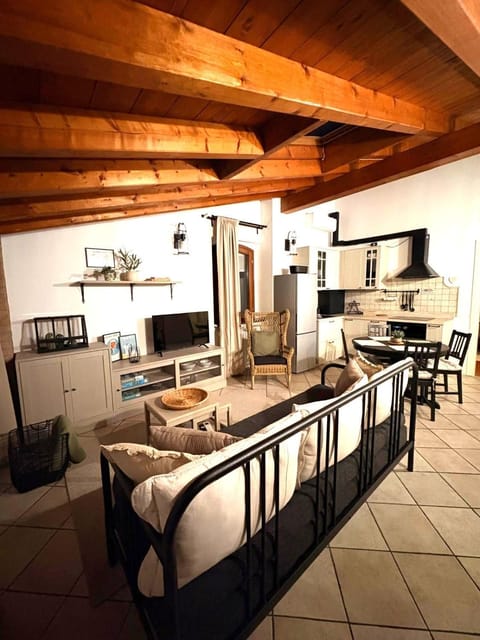 Kitchen or kitchenette, Living room, Seating area, Dining area, minibar, stove