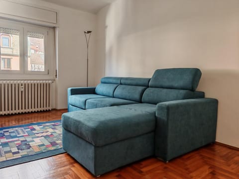 Living room, Seating area, internet