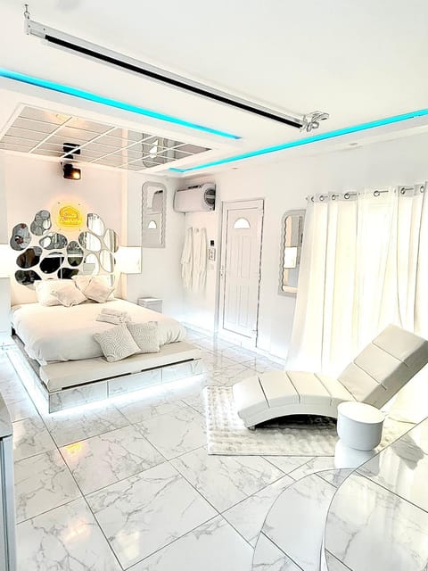 Bed, Living room, Photo of the whole room, Bedroom