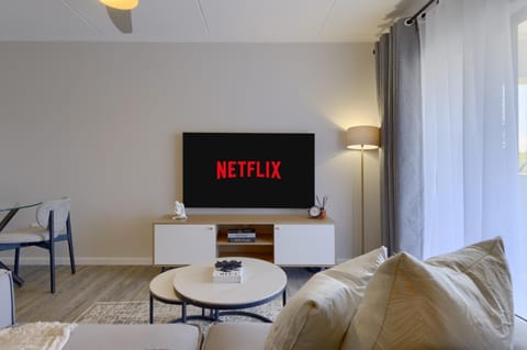 Communal lounge/ TV room, TV and multimedia, Living room, Seating area, Evening entertainment