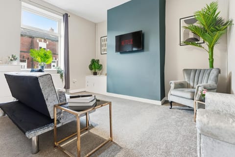 Communal lounge/ TV room, TV and multimedia, Living room, Seating area, Evening entertainment