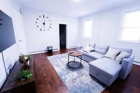 TV and multimedia, Living room, Decorative detail, Seating area, furniture, heating, internet
