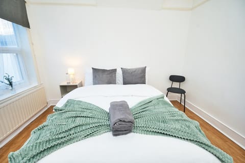 Bed, Bedroom, towels