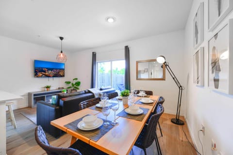 TV and multimedia, Living room, Seating area, Dining area