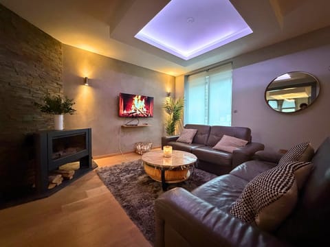 Communal lounge/ TV room, TV and multimedia, Living room, Seating area