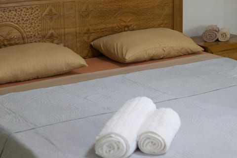 Bed, Bedroom, towels