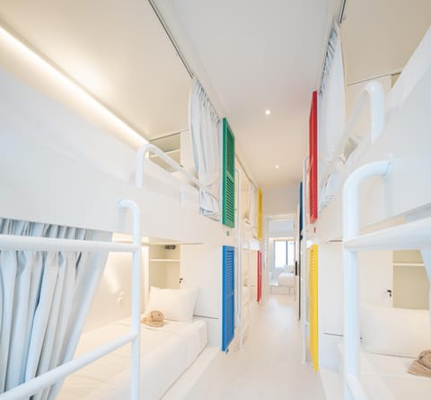 Bedroom, bunk bed
