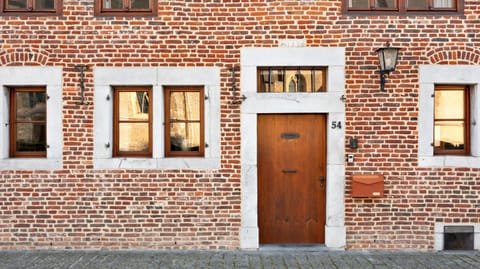 Property building, Facade/entrance, Day