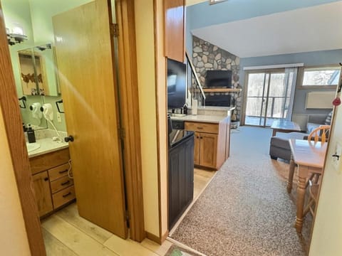 North Shore Knotty Loft Ski in out Hot Tub House in Lutsen