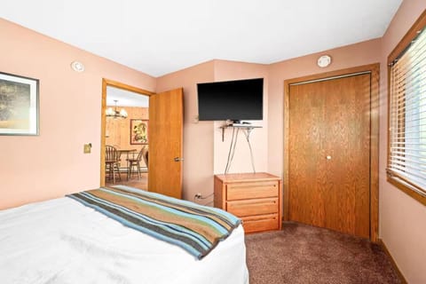 North Shore Vista Views Ski in Ski out Hot Tub House in Lutsen