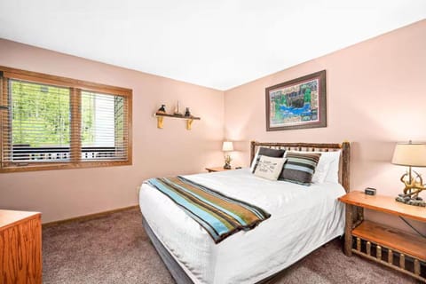 North Shore Vista Views Ski in Ski out Hot Tub House in Lutsen