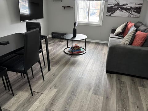 Cozy 2 Bed 1 Bath Apt Close to Univ and Downtown Apartment in Windsor