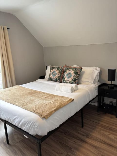 Cozy 2 Bed 1 Bath Apt Close to Univ and Downtown Apartment in Windsor