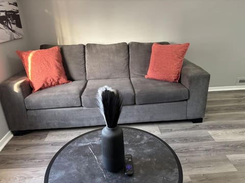 Cozy 2 Bed 1 Bath Apt Close to Univ and Downtown Apartment in Windsor