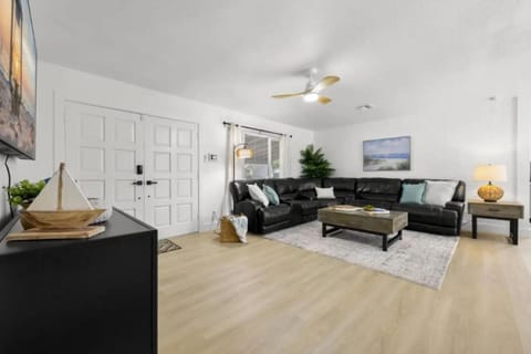 Serenity on Lark St 4BD 2BA Pool Home Just minutes to the beach House in Seminole