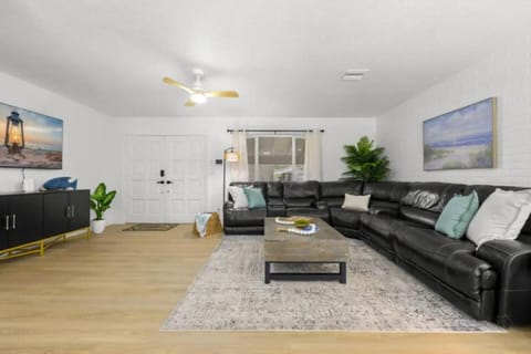 Serenity on Lark St 4BD 2BA Pool Home Just minutes to the beach House in Seminole