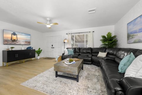 Serenity on Lark St 4BD 2BA Pool Home Just minutes to the beach House in Seminole