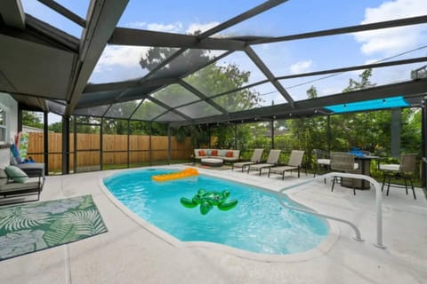 Serenity on Lark St 4BD 2BA Pool Home Just minutes to the beach House in Seminole