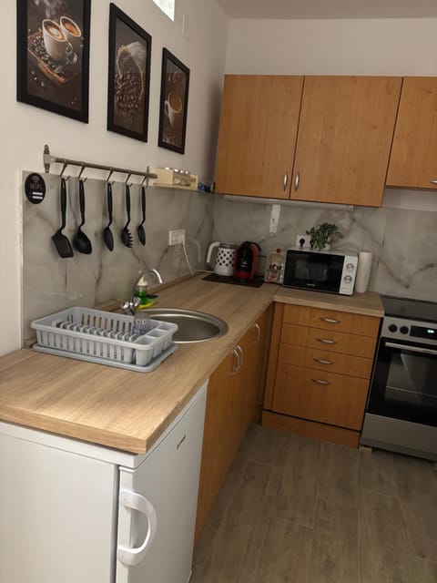 Coffee/tea facilities, oven, stove, kitchen