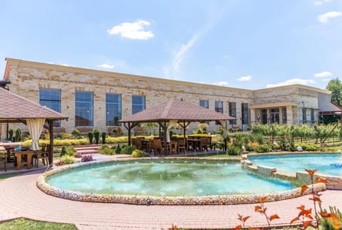 Property building, Restaurant/places to eat, Garden, Garden view