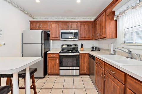 Just Steps to the Boardwalk from this 3 Bedroom Townhome! House in Ocean City