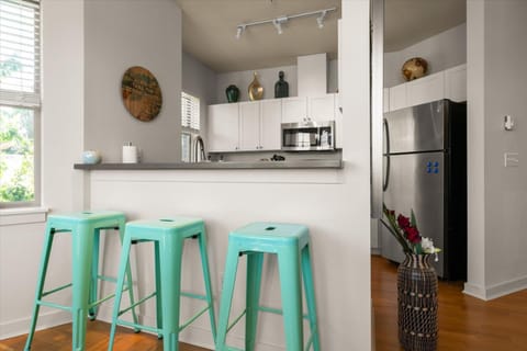 Chic King Bedroom A - Huge Patio - 95 Walk Score! Vacation rental in Queen Anne