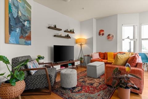 Chic King Bedroom A - Huge Patio - 95 Walk Score! Vacation rental in Queen Anne