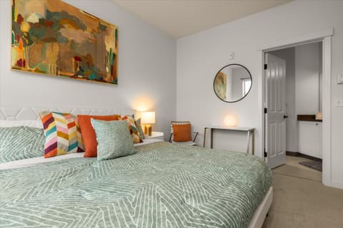 Chic King Bedroom A - Huge Patio - 95 Walk Score! Vacation rental in Queen Anne