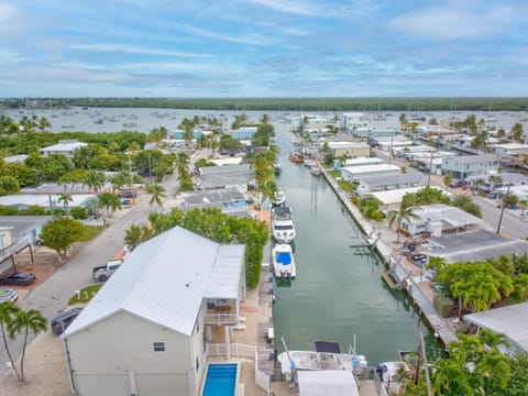 Captain's Cove ~Waterfront Home with Pool & 75' Dock House in Marathon