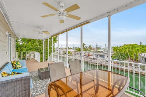 Captain's Cove ~Waterfront Home with Pool & 75' Dock House in Marathon