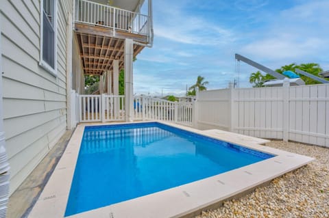 Captain's Cove ~Waterfront Home with Pool & 75' Dock House in Marathon