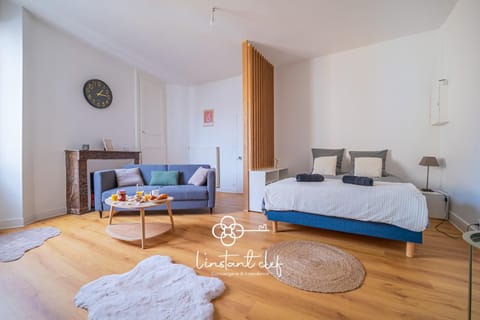 Property building, Bed, Living room, Photo of the whole room, Bedroom, towels
