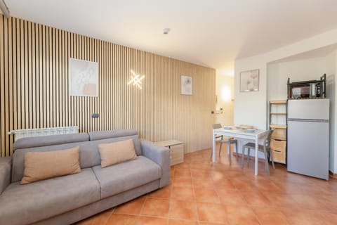 Living room, Seating area, Dining area, oven