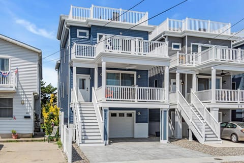 Property building, Neighbourhood, Balcony/Terrace, Beach, Sea view, group of guests, Family, Parking