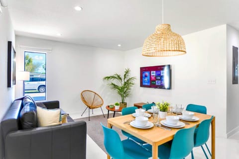 TV and multimedia, Living room, Seating area, Dining area